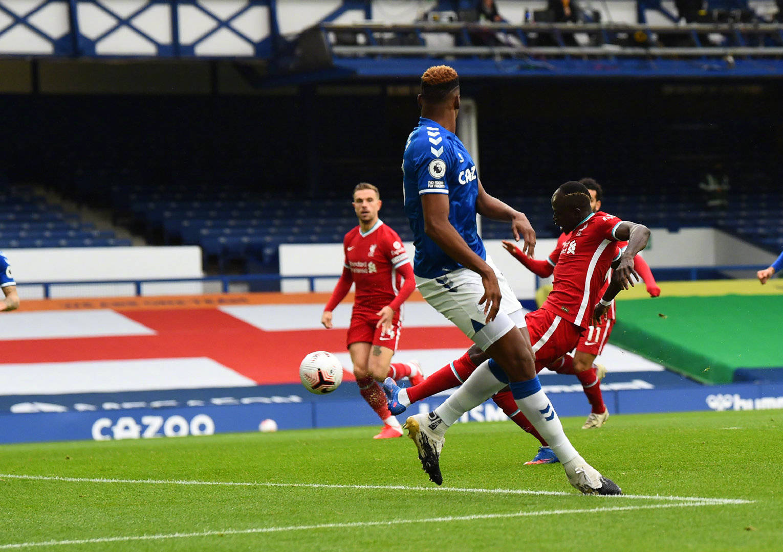 许多球迷纷 许多球迷纷